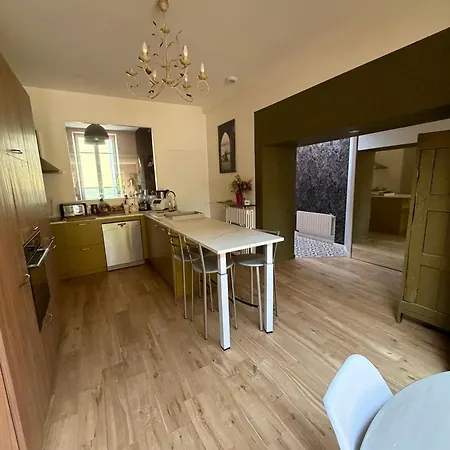 Hébergement de vacances Grande Maison Familiale à Avec Piscine