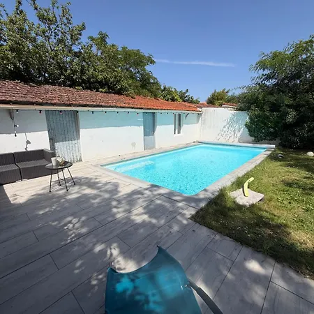 Hébergement de vacances Grande Maison Familiale à Avec Piscine