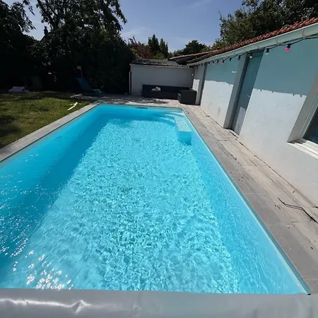 Hébergement de vacances Grande Maison Familiale à Avec Piscine Nantes